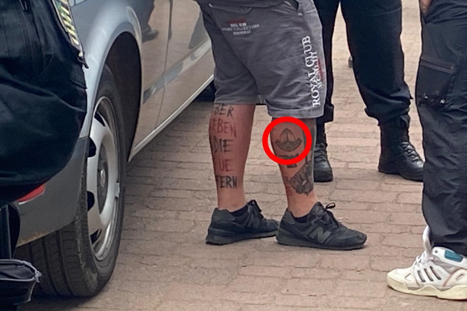 Dieses NS-Symbol an der Wade Schreibers beschäftigte die Polizei. Es musste abgedeckt werden.