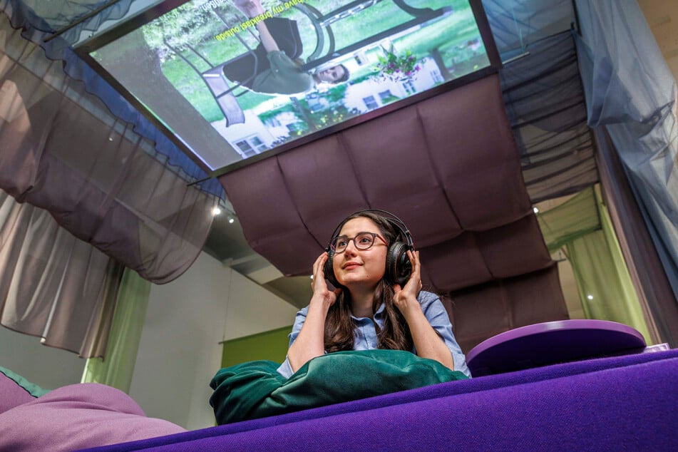 Ein gigantisches (Himmel-)Bett mit flauschigen Kissen und Multimedia-Angeboten ist Zentrum der Schau "Wie geht's?". Mina (27) hat es sich darin schon mal gemütlich gemacht.