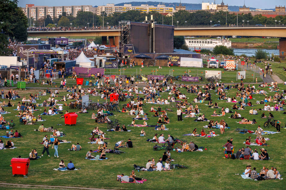 Wohnzimmer unter freiem Himmel: Weite Teil der Elbwiesen (hier bei einem Konzert der Filmnächte) dienen jedes Jahr Tausenden Dresdnern als Freizeitfläche.