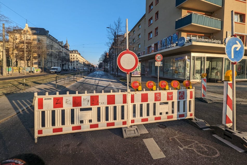 Auf der Karl-Liebknecht-Straße kam es am Mittwoch nach einem Wasserrohrbruch zu Behinderungen im Straßenverkehr.