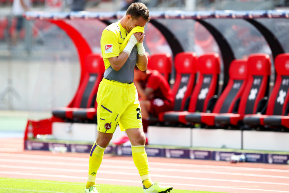 Nürnbergs Torwart Christian Mathenia schreitet nach der bitteren 0:1-Derbypleite gegen die SpVgg Greuther Fürth niedergeschlagen vom Feld.