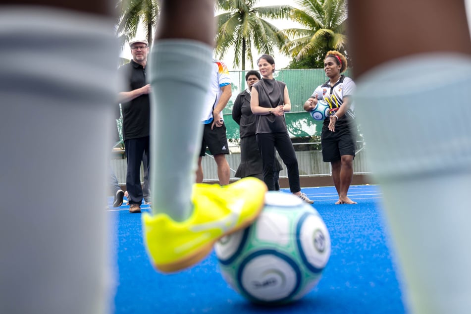 Annalena Baerbock (43, Grüne, h.M.) trat bei ihrer Reise - weniger erfolgreich - gegen den Ball.