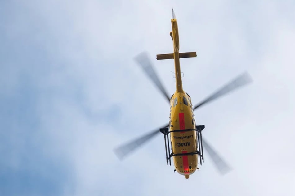 Der Hubschrauber brachte eine schwer verletzte Frau in ein Krankenhaus. (Symbolbild)