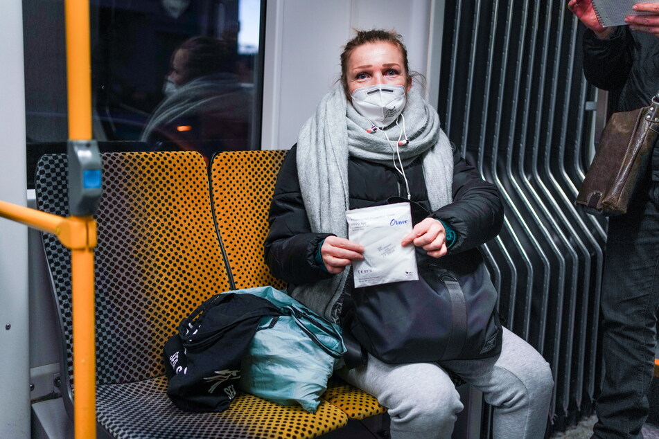 Weil ein anderer Fahrgast die falsche Maske trug, schenkte Claudia W. ihm kurzerhand eine.