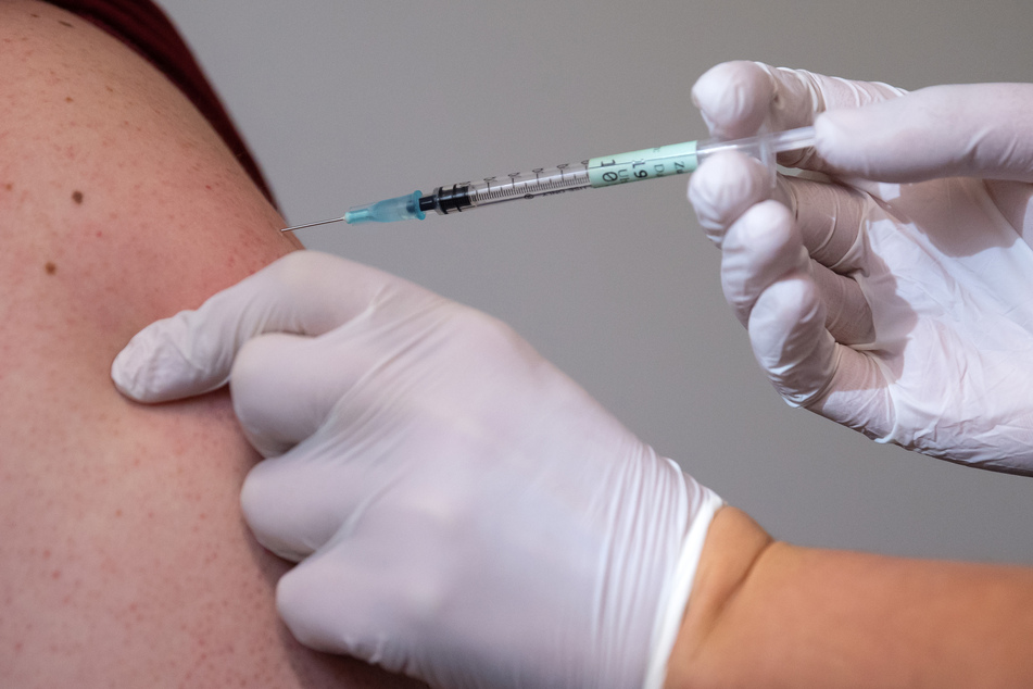 Biontech und Moderna wollen ihre Corona-Impfstoffe an die Omikron-Variante anpassen.