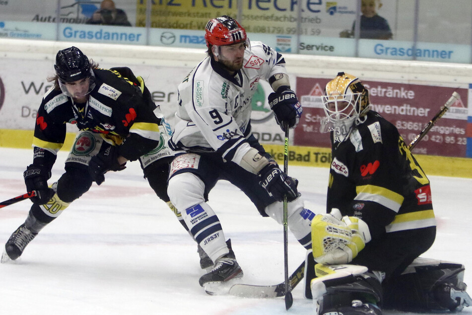Eislöwen-Kapitän Jordan Knackstedt (32, M.) erzielte in Tölz gegen Goalie Max Franzreb den 4:3-Siegtreffer.