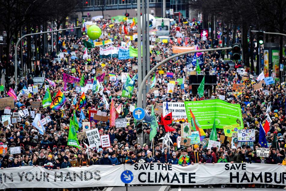 Teilnehmer einer Klima-Demonstration von Fridays for Future ziehen durch die Stadt.