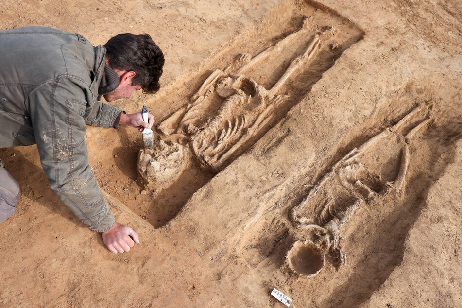 Archäologen haben auf der Königspfalz Helfta neue Gräber entdeckt.
