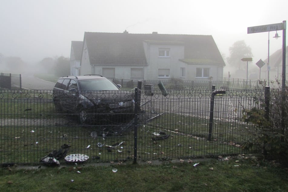 Neben dem Zaun und dem Fahrzeug wurde ebenfalls ein Verkehrsschild beschädigt.