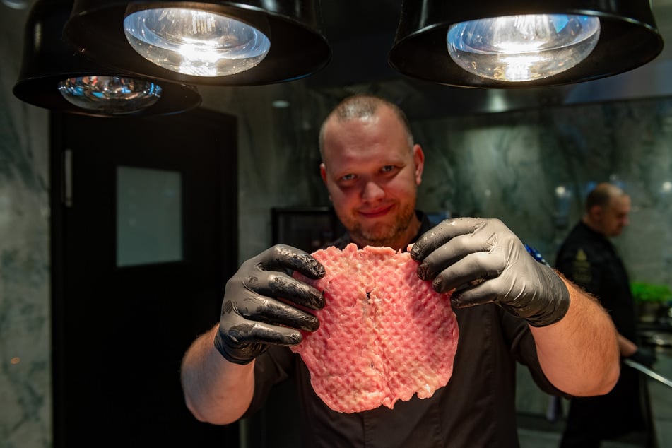 Küchenchef Timo Fiedler (35): "Das Fleisch muss hauchdünn und gleichmäßig geklopft sein, ohne dass die Fasern reißen."