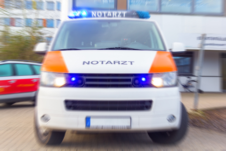 Ein Notarzt versorgte den Radler noch am Unfallort, doch letztendlich kam jede Hilfe zu spät. (Symbolbild)