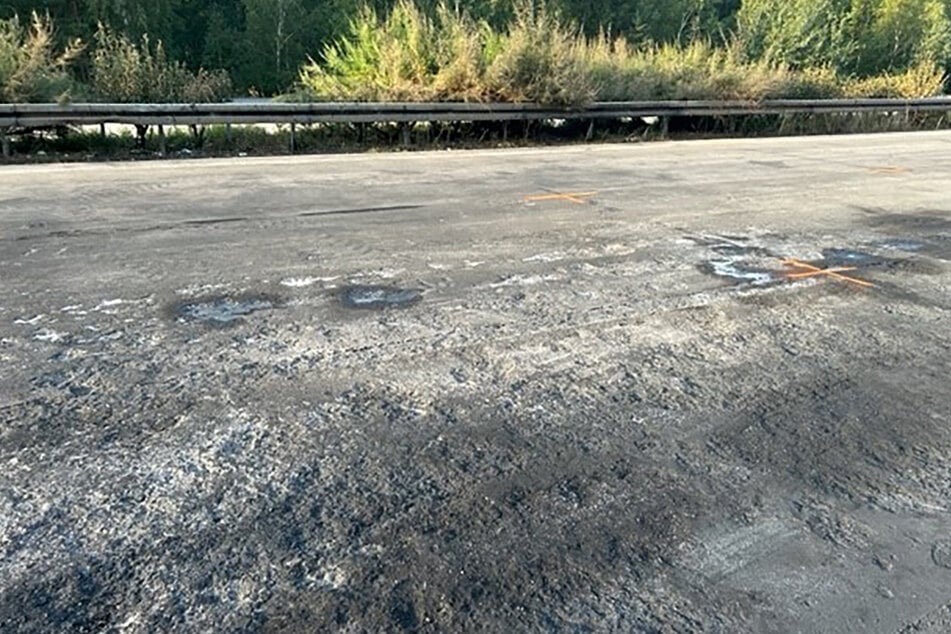 Nach einem schweren Unfall war die Fahrbahn auf der A2 stark beschädigt.