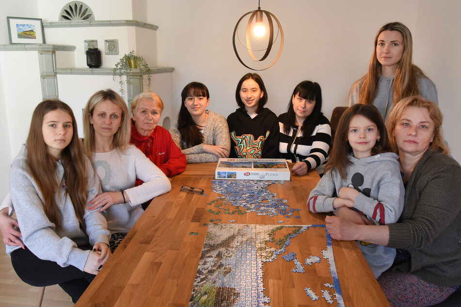 Eine neunköpfige Großfamilie ist in einer Ferienwohnung in Bad Düben untergekommen. V.l.n.r.: Christina (13), Vita, Valentina (68), die Zwillinge Kira und Jewa (beide 13), Cenia, Lisa (7), Aljona (27) und Luda.