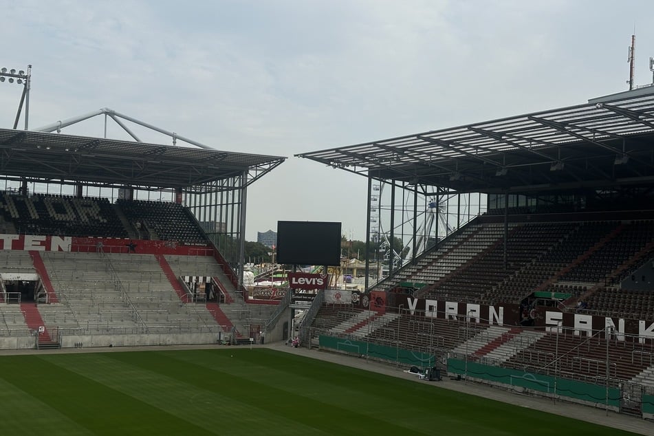 Mit dem Dom im Hintergrund startet der FC St. Pauli mit einem außergewöhnlichen Auswärtsspiel am heimischen Millerntor in die neue Saison.