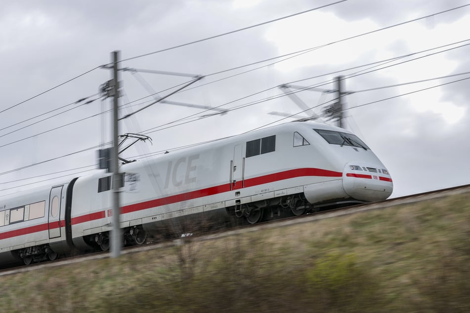 ICE erfasst Einkaufswagen im Gleis mit 140 km/h