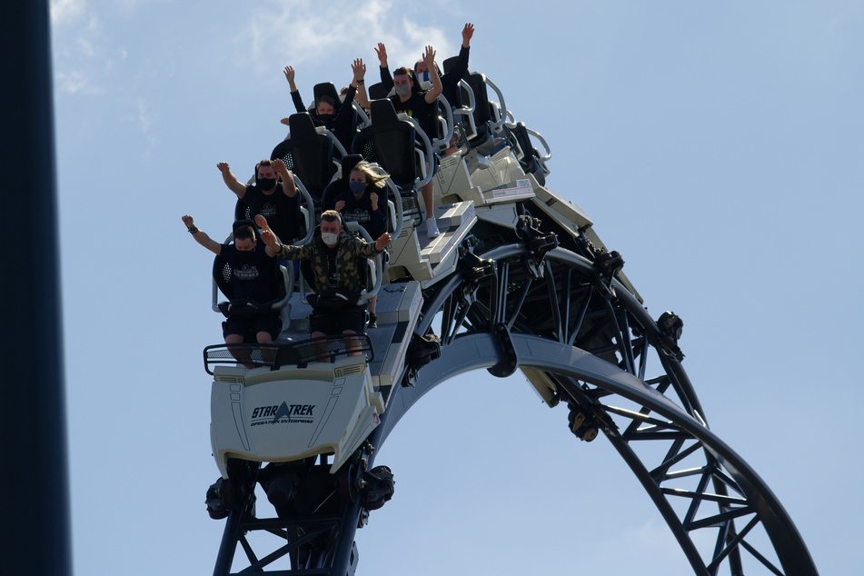Besucher bei einer Fahrt mit der "Star Trek"-Achterbahn im Mai 2020. Der Movie Park in Bottrop muss seinen für den 26. März geplanten Saisonstart nach den jüngsten Corona-Beschlüssen verschieben. (Archivbild)