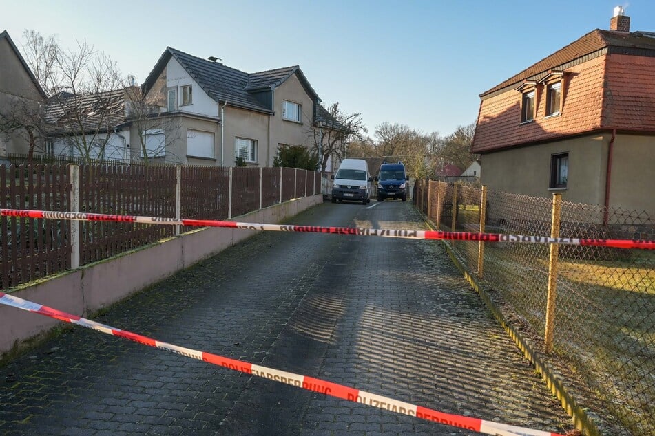 Die Polizei sperrte die alte Bäckerei weiträumig ab. Der Enkel (41) des früheren Bäckermeisters kam bei der Explosion zu Tode.