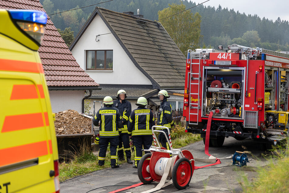 Bei einem Kellerbrand in Klingenthal wurden zwei Menschen verletzt.
