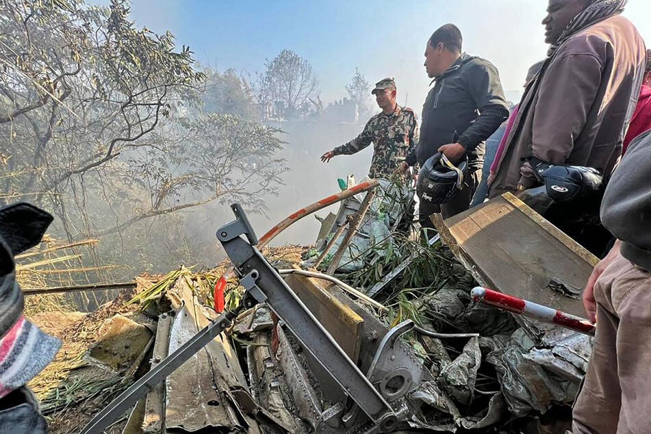 Hunderte Polizisten und Armeeangehörige beteiligen sich an den Rettungsmaßnahmen, nachdem ein Flugzeug in Nepal abgestürzt ist.