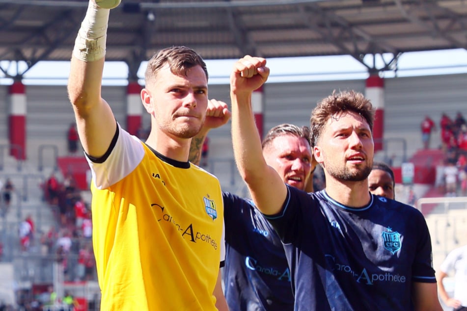 David Richter (27, l.) und Tom Baumgart (28) feierten das hart erkämpfte 0:0 im Spitzenspiel beim HFC.