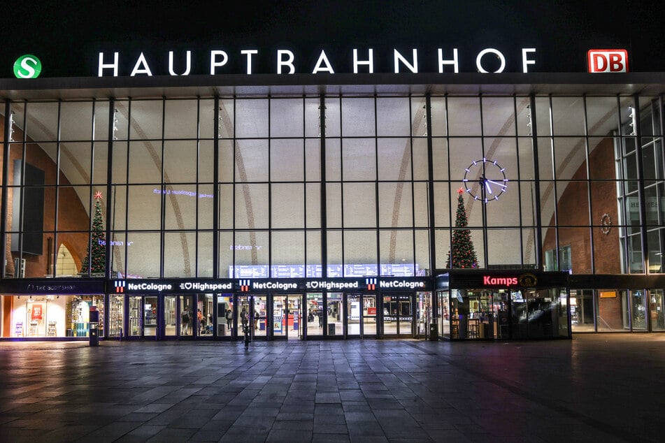 Am Donnerstag randalierte ein Wohnungsloser im Bereich des Kölner Hauptbahnhofs und attackierte mindestens vier Personen.