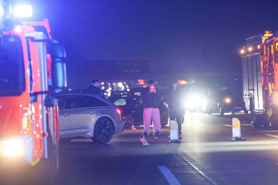 Die Einsatzkräfte mussten Gaffer mehrmals auffordern, es zu unterlassen, Fotos von der Unfallstelle anzufertigen.