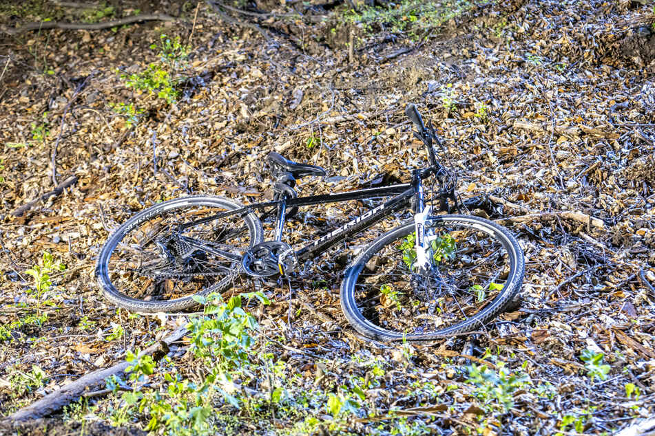 Der 41-Jährige stürzte mit seinem Rad einen Abhang hinunter und erlag später seinen schweren Verletzungen.