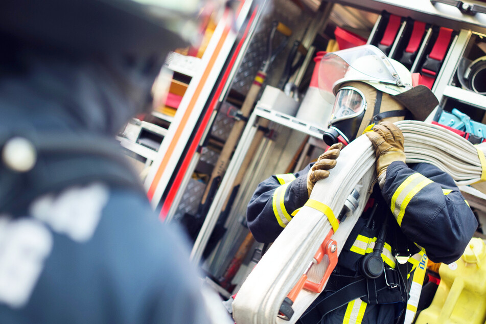 Die Münchner Feuerwehr konnte eine 61 Jahre alte Frau aus einer brennenden Wohnung im Stadtteil Milbertshofen retten. (Symbolbild)