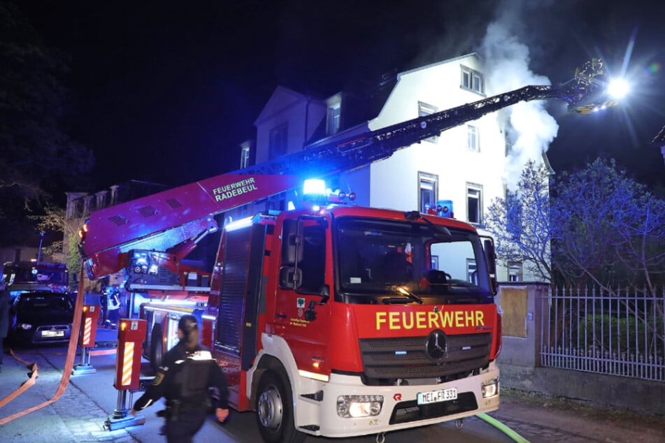 Dresden: Wohnung steht in Flammen, Hausbewohner evakuiert: Zwei Verletzte