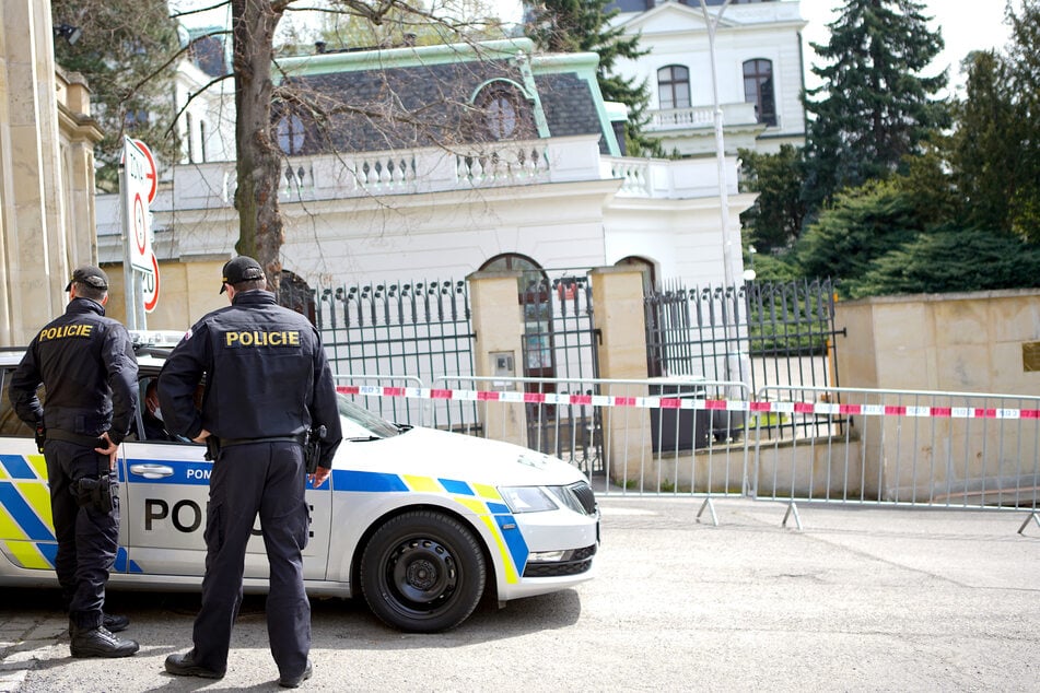 Polizisten vor der Botschaft in Prag im April 2024, als bis zu 70 russische "Diplomaten" ausgewiesen wurden.