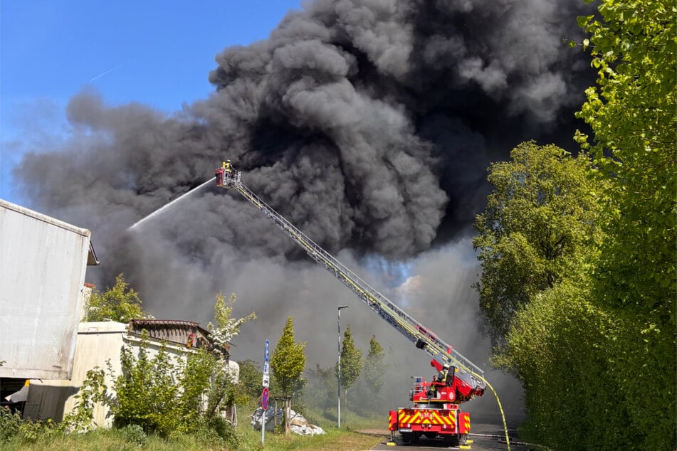 In Burg im Kreis Dithmarschen kämpfen Hunderte Kräfte seit Freitagmittag gegen einen Großbrand.