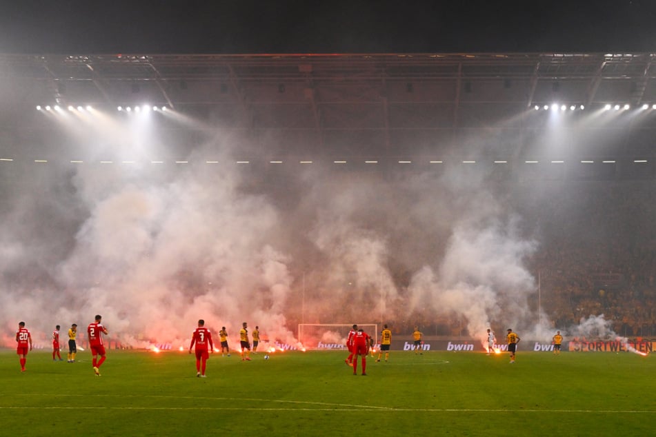 Als der 1. FC Kaiserslautern im Rückspiel der Relegation das entscheidende 2:0 schoss, ging es los. Unzählige Bengalos flogen aus dem K-Block aufs Spielfeld in Richtung der eigenen Spieler. Die Partie wurde minutenlang unterbrochen.