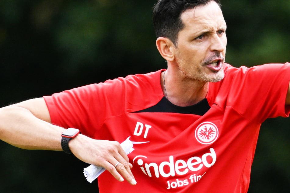 Dino Toppmöller (42), der neue Cheftrainer von Eintracht Frankfurt, musste seinen Spielern bei einer Niederlage gegen einen Regionalligisten zusehen.