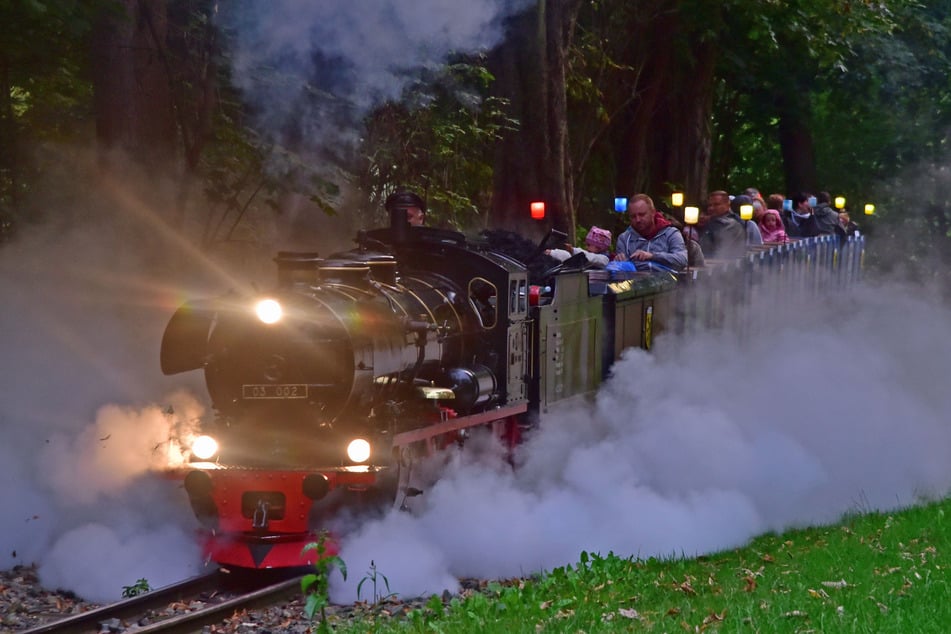 Bunt geschmückt lädt die Parkeisenbahn am Auensee zur Lampionfahrt.