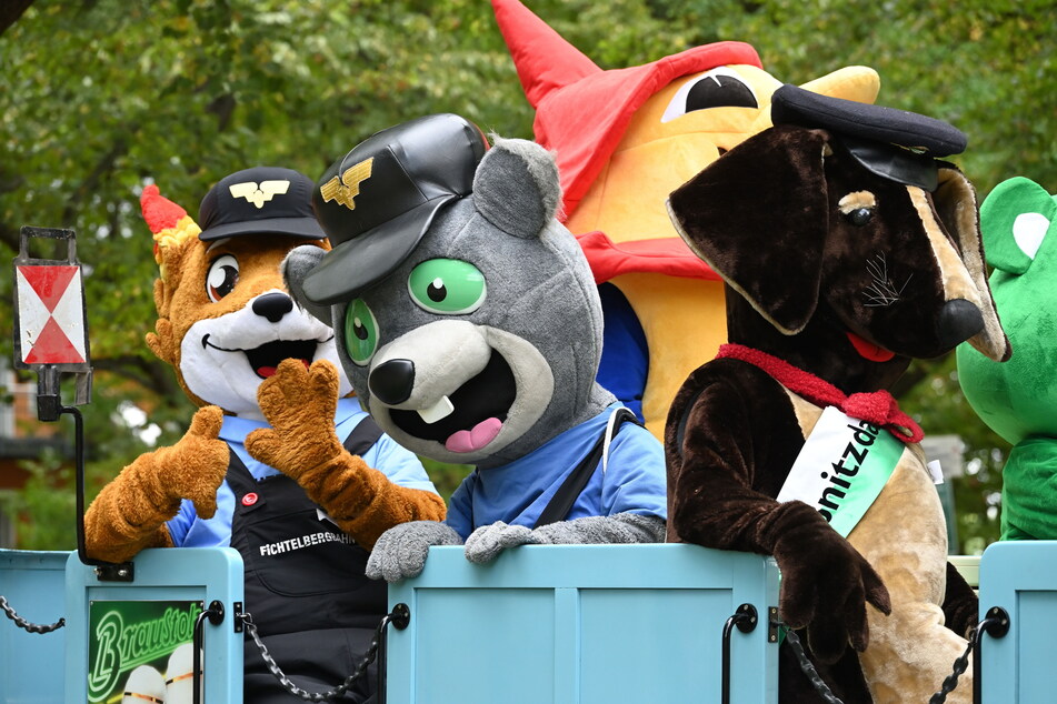 Hier fuhren die Maskottchen mit dem Parkbahnzug ein.