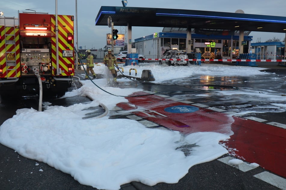 Das Fahrzeug war aus bisher noch unklaren Gründen plötzlich in Vollbrand geraten.