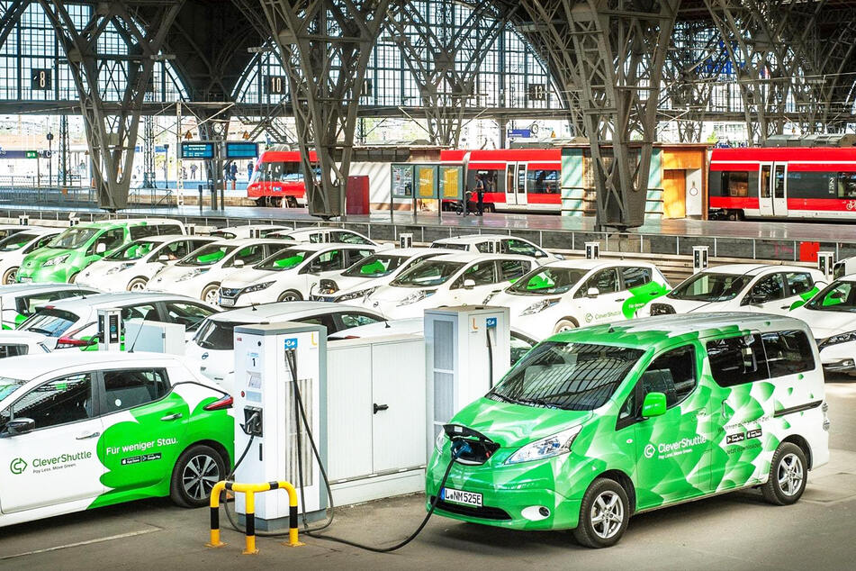 Die Deutsche Bahn beteiligte sich an Clevershuttle. Die markanten grün-weiß-farbenen Autos transportierten fremde Menschen mit ähnlichem Ziel zusammen.