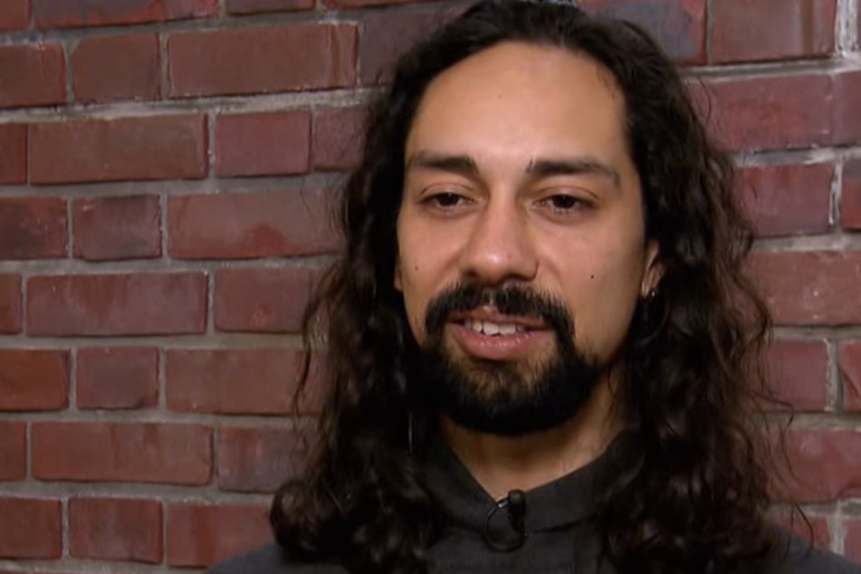 Der Student freut sich über einen stolzen Gewinn.