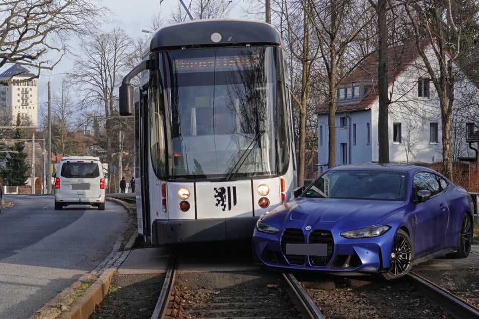Unfall in Dresden: Straßenbahn kracht gegen Edel-BMW!