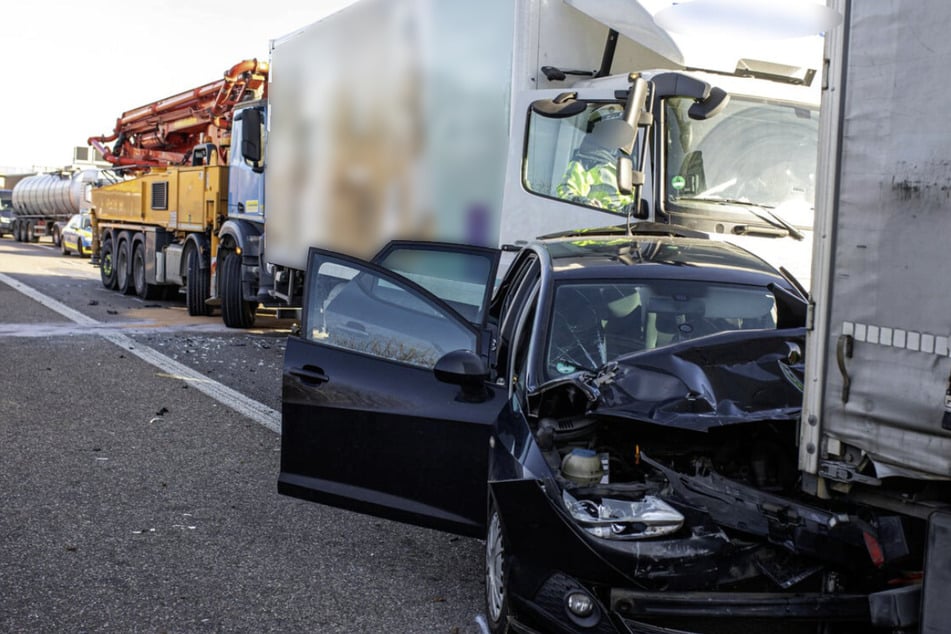 Der Seat wurde zwischen dem Lkw und dem Sattelzug eingeklemmt.