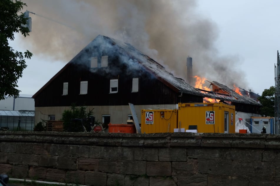 Die Lagerhalle auf dem Bauernhof in Nürnberg steht in Brand.
