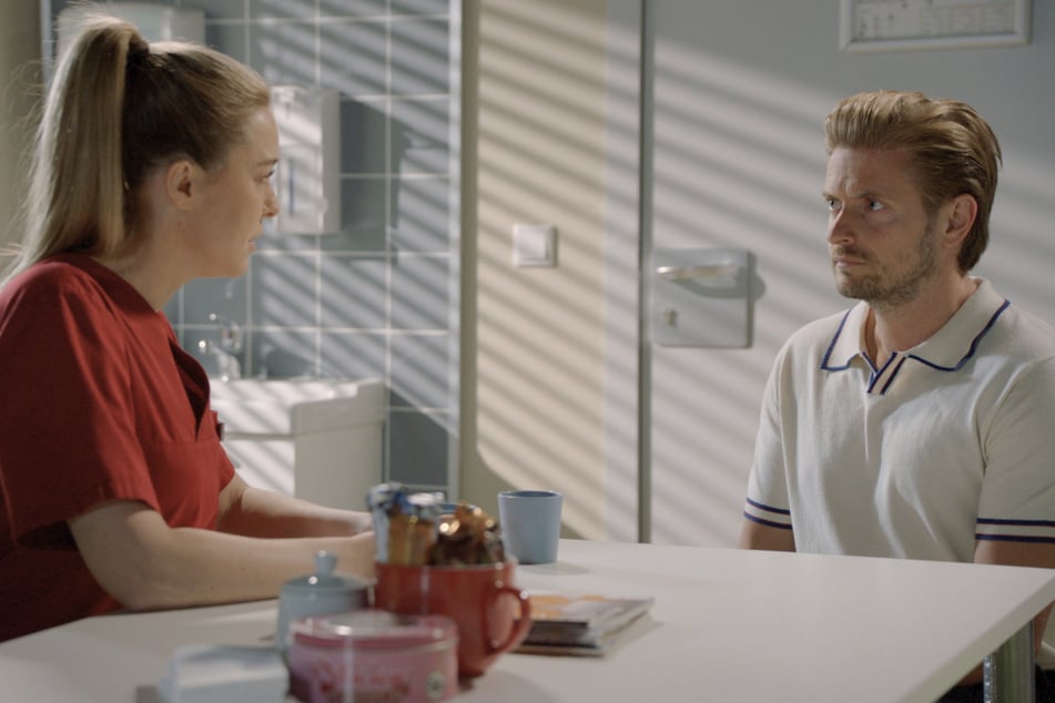 Jessica versucht, sich vor Philip zu erklären.