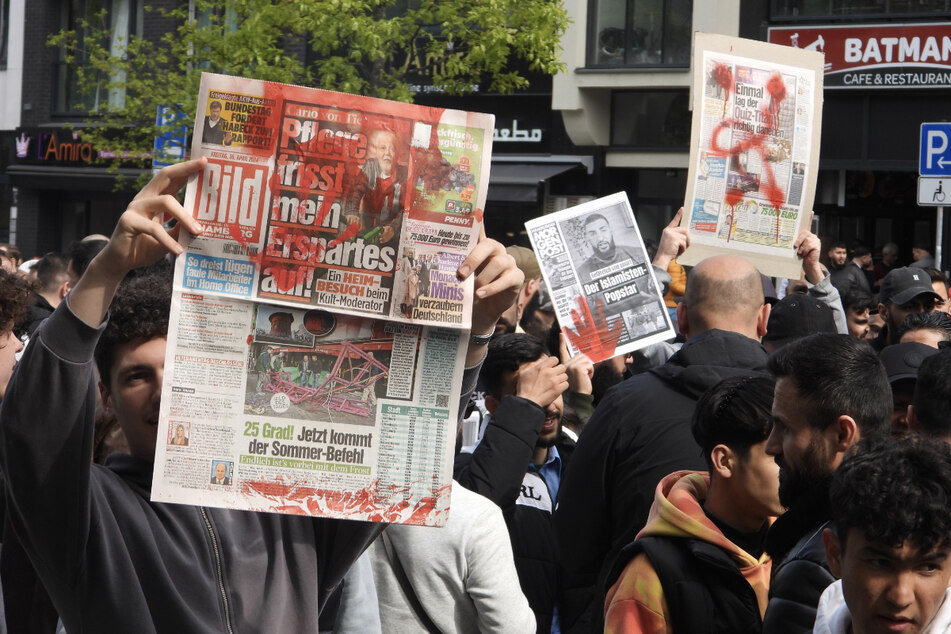 Die Demo richtete sich auch gegen eine angebliche islamfeindliche Medienkampagne in Deutschland.