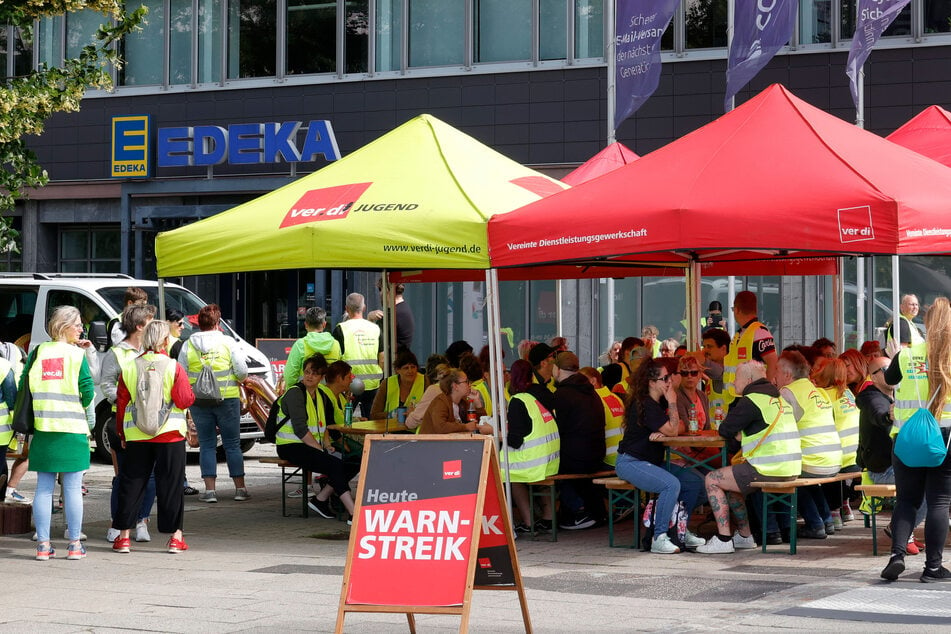 Am Montag versammelten sich etliche Supermarkt-Mitarbeiter vor der Edeka-Zentrale in der Chemnitzer City.