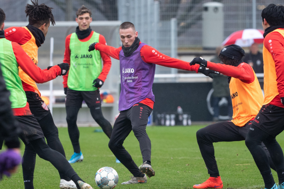 VfB-Kicker beim Training: Am Ball ist Darko Churlinov.
