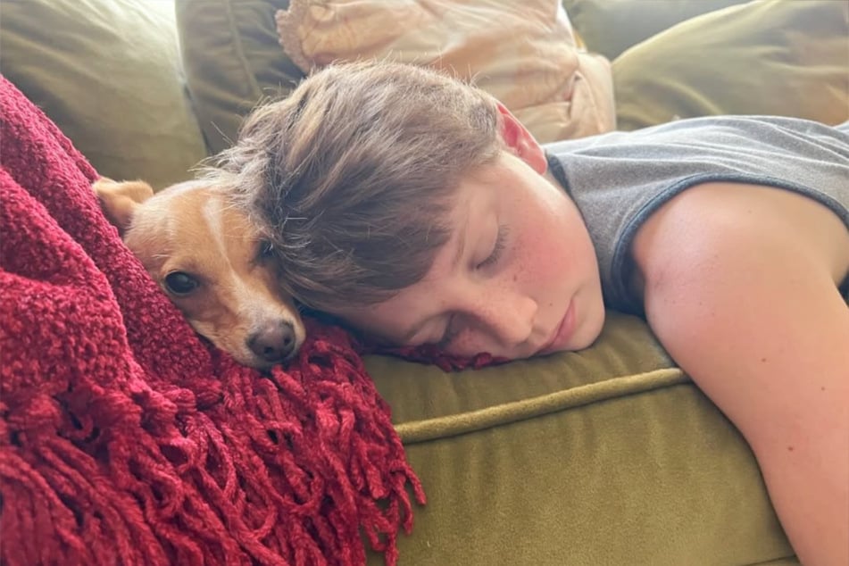 Zusammen mit Ben Travolta (15) entspannt die Vierbeinerin auch gern einmal auf dem Familiensofa.