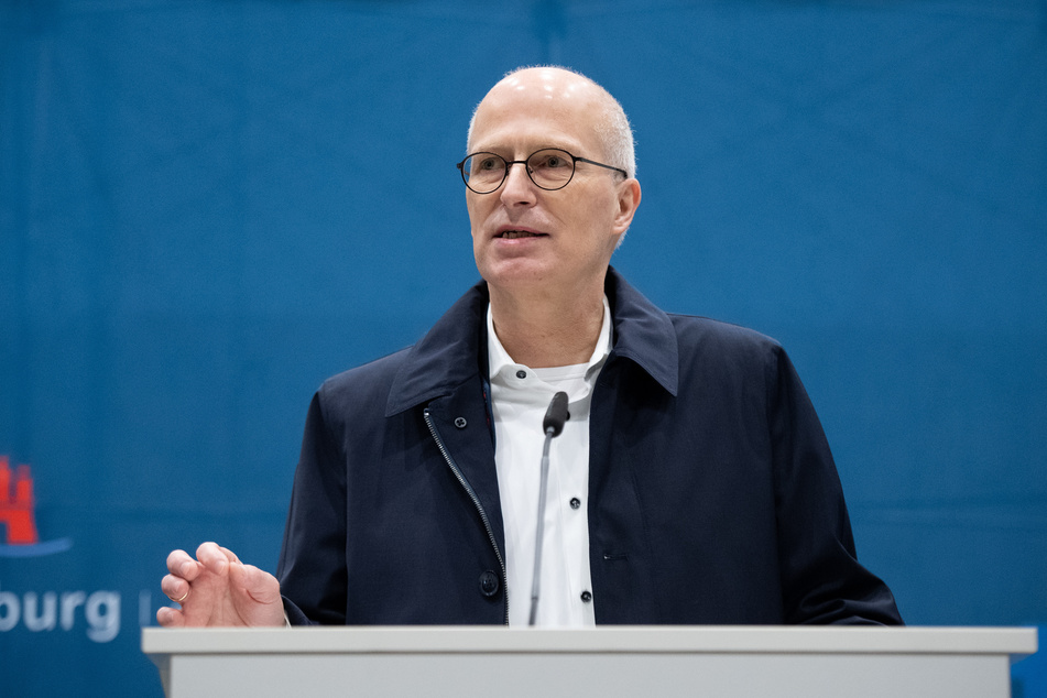 Peter Tschentscher (SPD), Erster Bürgermeister von Hamburg, spricht auf einer Pressekonferenz.