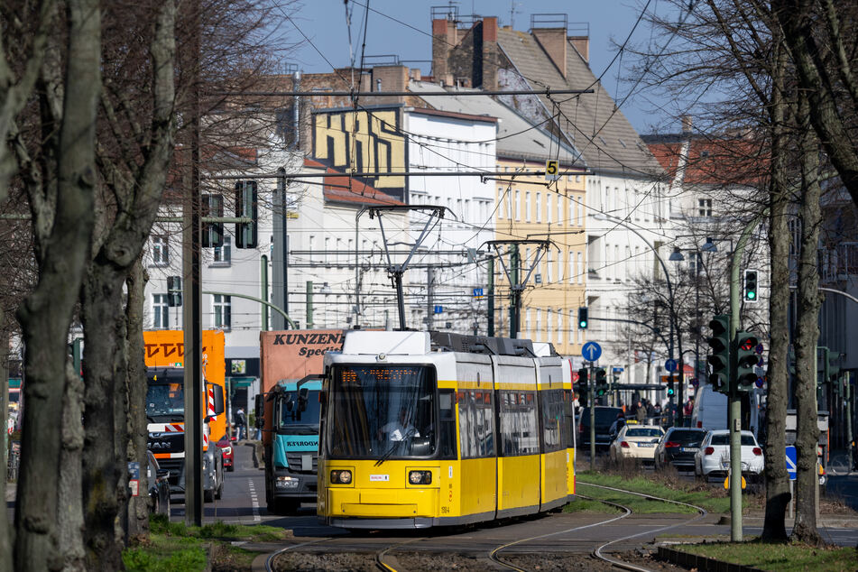 Auf der Invalidenstraße wurde am Mittwoch ein 46-Jähriger von einer Tram erfasst.