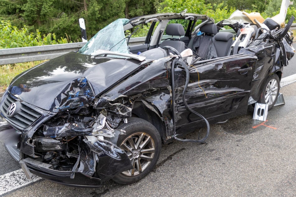 Das VW-Wrack lässt die enorme Wucht des folgenschweren Unfalls erahnen.