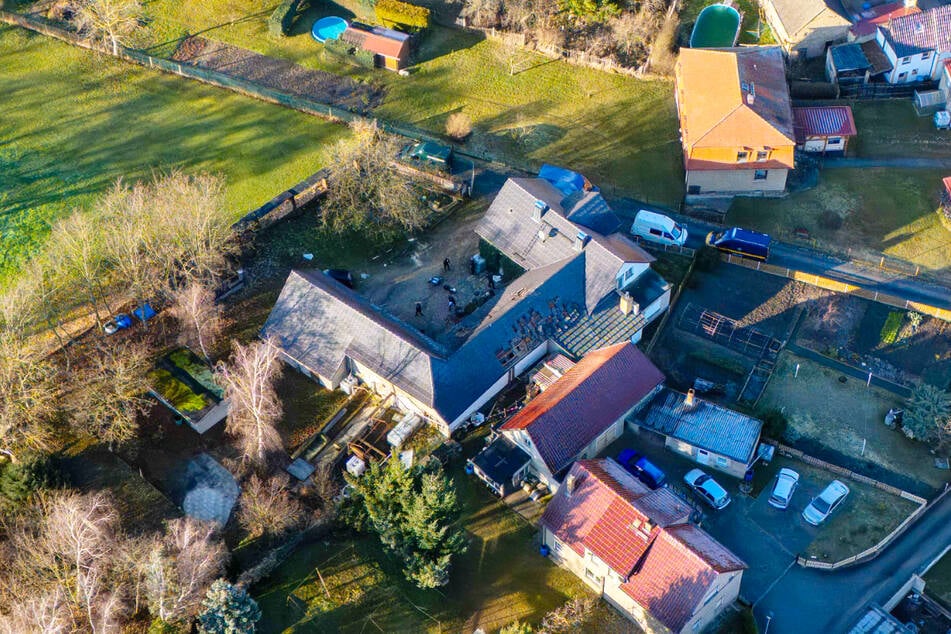 Der Dreiseitenhof aus der Vogelperspektive. Deutlich ist das durch die Explosion beschädigte Dach zu erkennen.